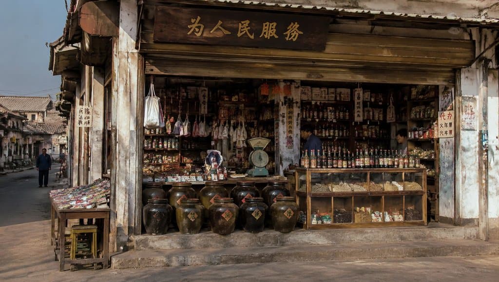 复古副食店，酱油大缸与散装柜陈列，怀旧写实风格