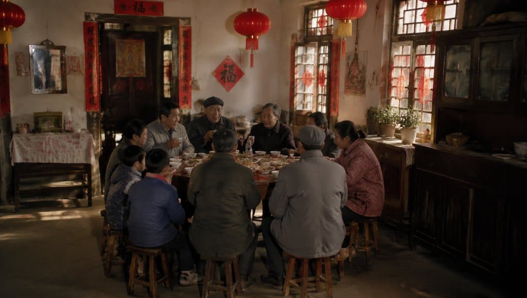 一家人围坐餐桌吃年夜饭，满桌菜肴，贴春联挂灯笼，怀旧写实风格室内场景