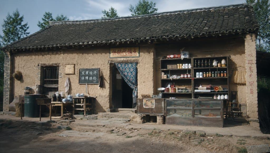 年代农村供销点，土墙瓦顶，陈列煤油酱油瓶与磅秤，怀旧写实风格