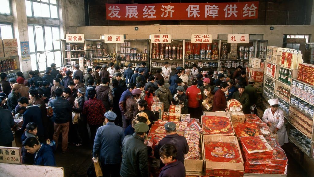 供销社春节抢购场景，人群拥挤，年货堆满柜台，怀旧写实风格
