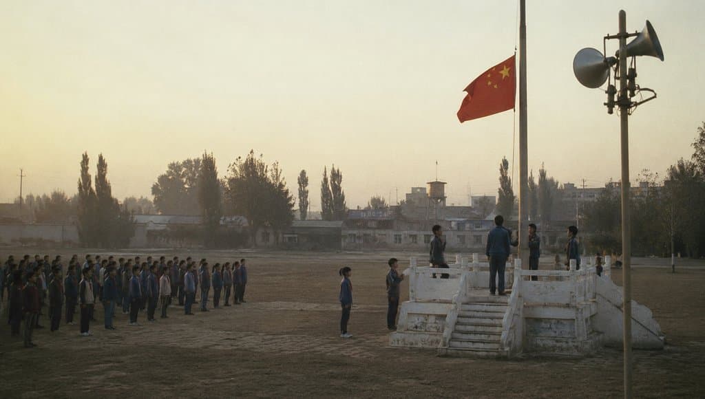 学校升旗仪式，学生列队敬礼，红旗飘扬，年代怀旧写实风格