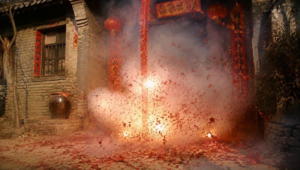年节燃放锏炮，火光四溅，红纸纷飞，传统院落背景，怀旧写实风格