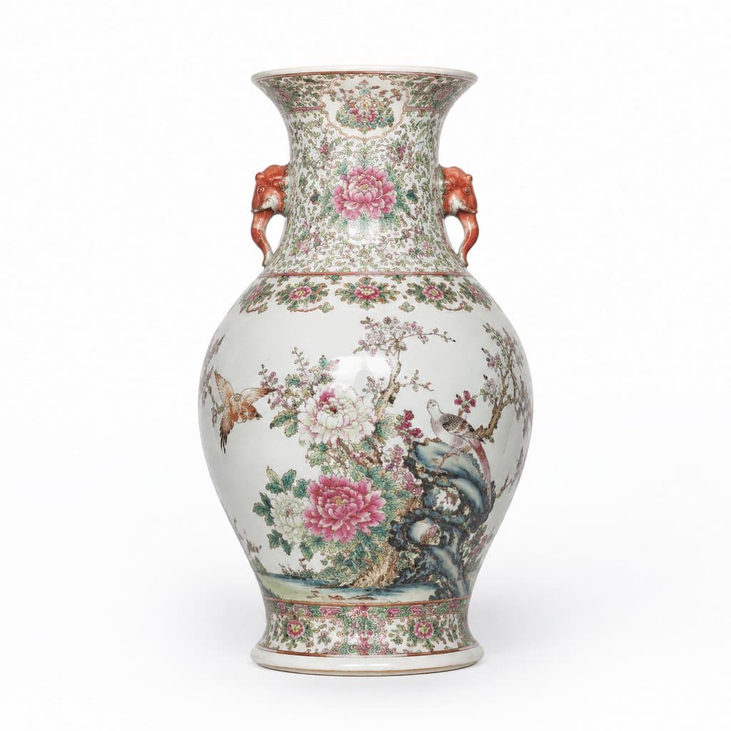 古董瓷器，粉彩花卉鸟纹，象首耳，釉光细腻，写实风格