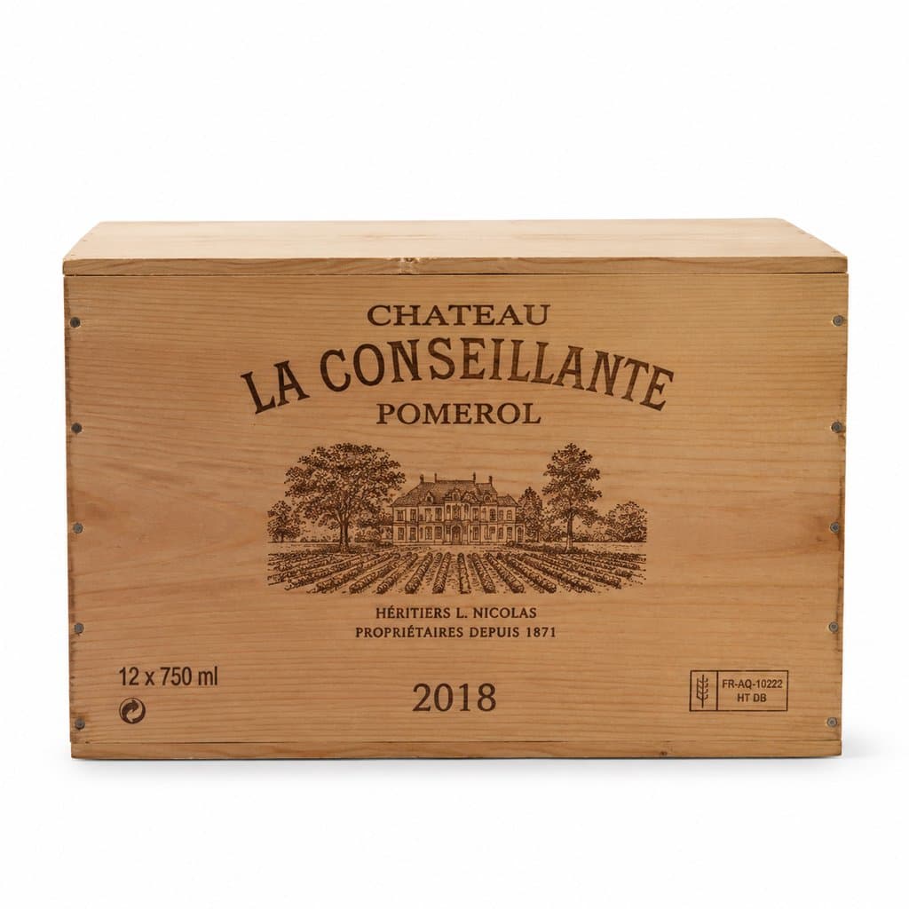 顶级红酒木箱，烙印城堡图案与品牌文字，写实风格木质纹理