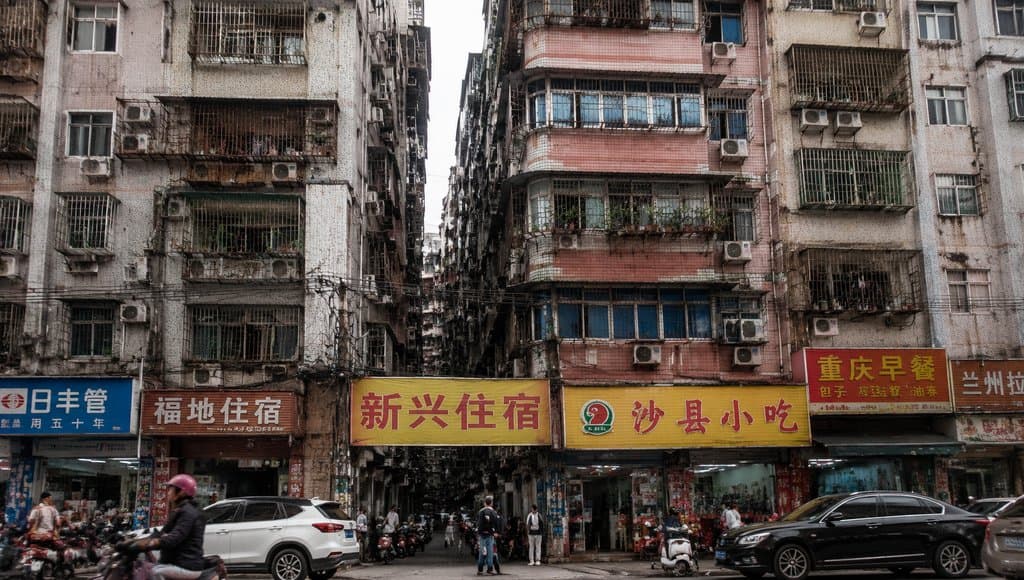 城中村握手楼密集建筑，杂乱招牌与电线交织，现代都市写实风格