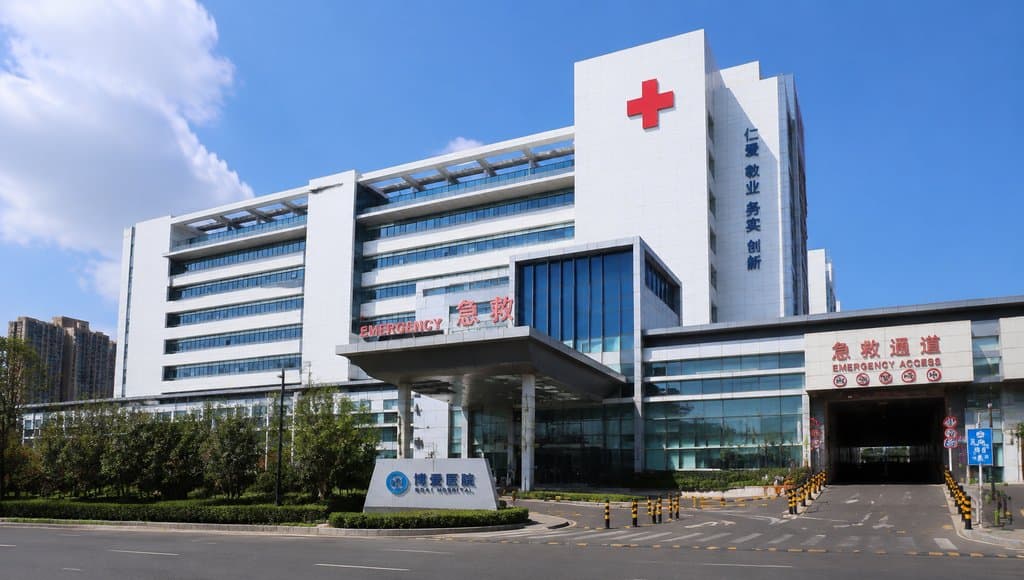 现代医院大楼，白蓝立面，红十字标志，急救通道入口，写实建筑风格