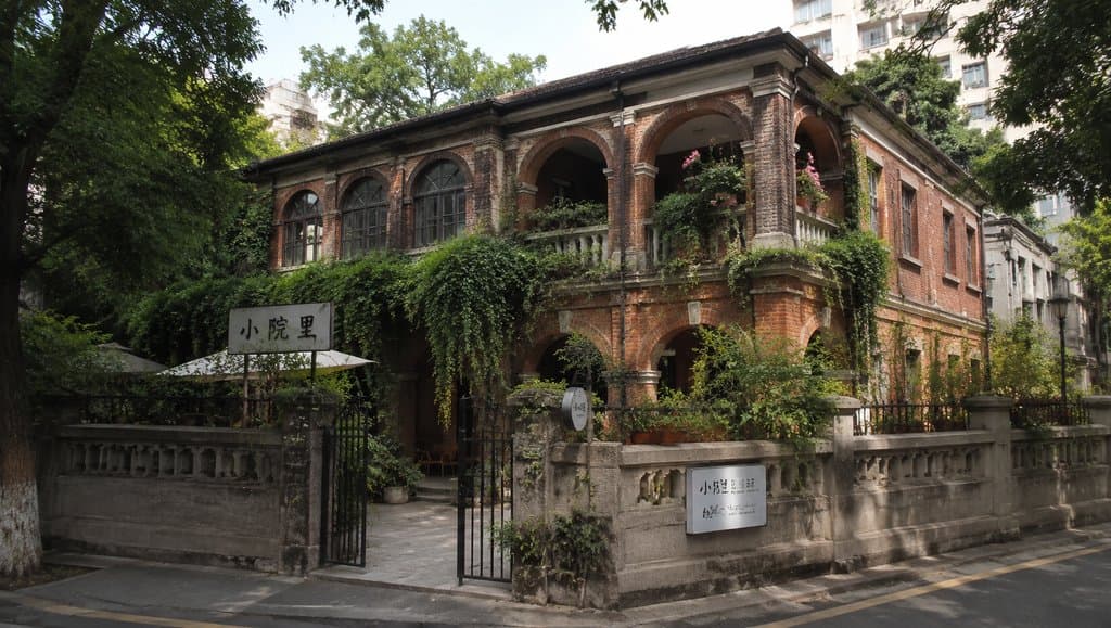 红砖老洋房，拱形窗与爬藤植物，现代都市中的复古建筑