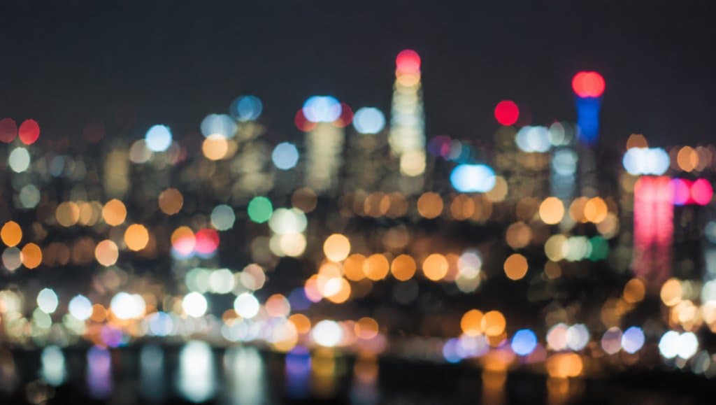 城市夜景虚化灯光光斑，朦胧浪漫的现代都市夜色，3D写实特效图
