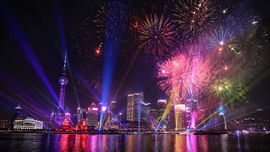 夜幕下现代都市烟花庆典，彩色光束与高楼倒影交织，写实特效风格