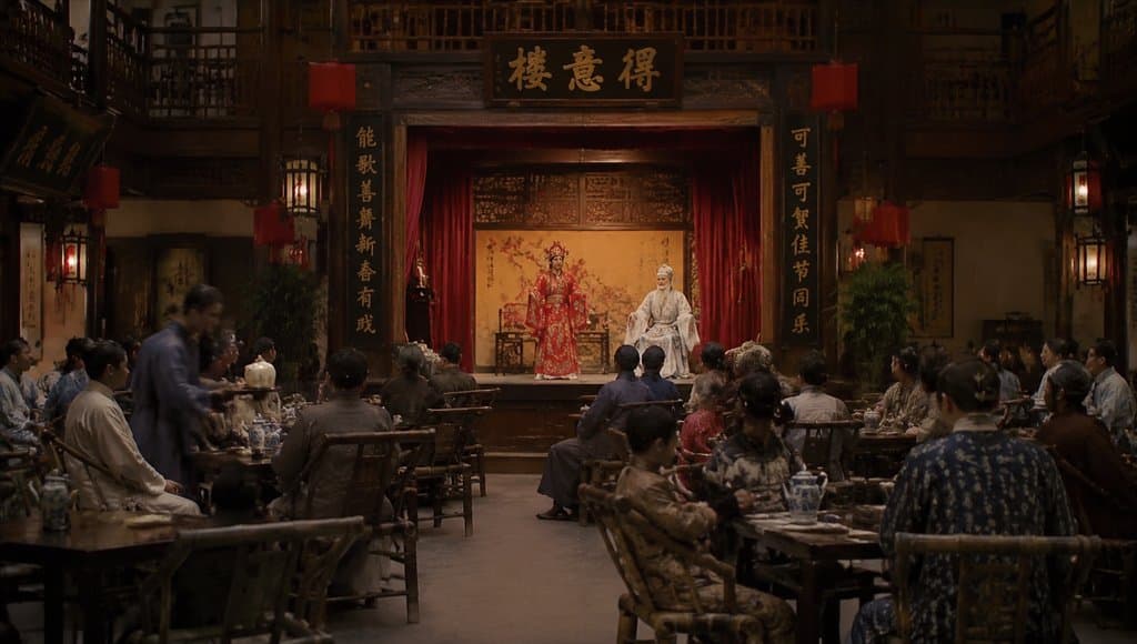 古装茶楼戏台场景，演员身着戏装表演，观众围坐茶桌观看，红帘楹联点缀，写实风格