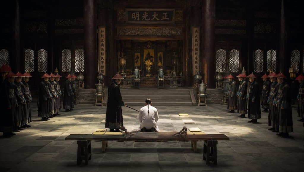 古代宫廷廷杖处，官员持杖对跪地者行刑，两侧侍卫肃立，场景写实庄严