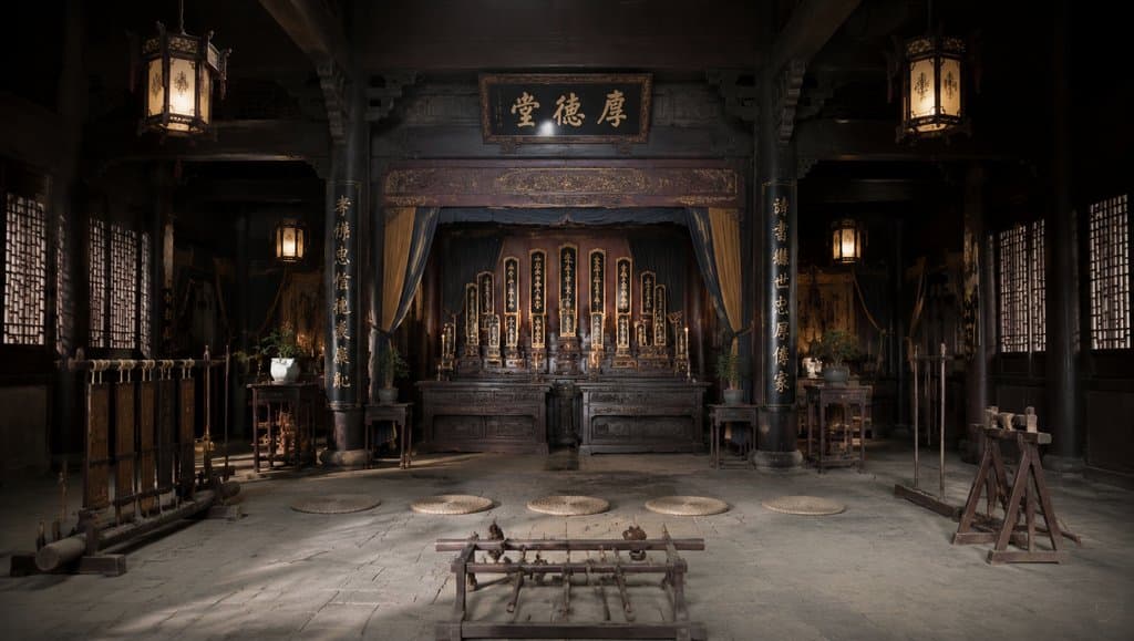 古代世家祠堂内景，祖宗牌位高悬，家法刑具陈列，跪垫整齐，写实古装场景