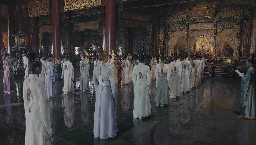 宫廷选秀殿内，秀女列队等候，帘后主位端坐，女官持卷记录，古装写实场景
