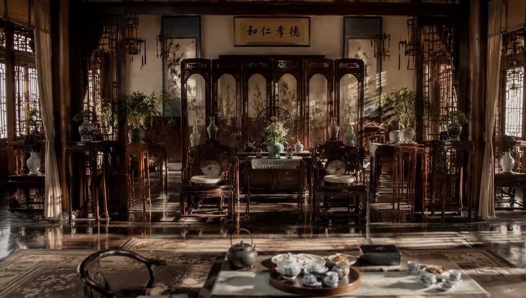 古装宫廷花厅，屏风花几茶席，中式古典写实场景