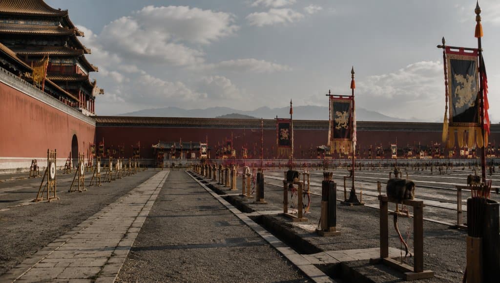 古装宫廷射圃场景，红墙黄瓦建筑，箭靶与弓架排列有序，旌旗飘扬，写实风格