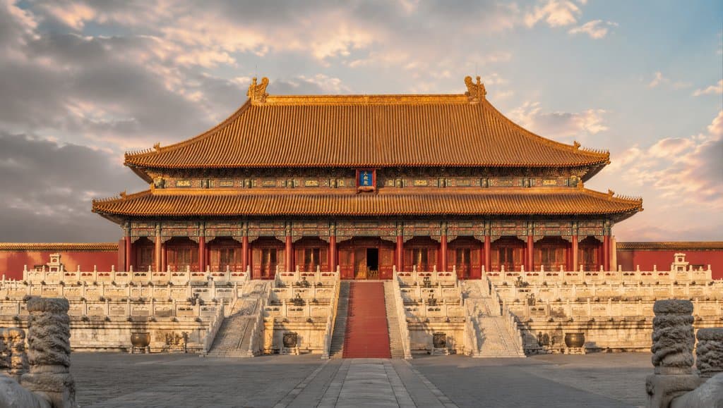 故宫太和殿，重檐金顶，朱红柱子，白玉栏杆，丹陛台阶，古典宫廷建筑