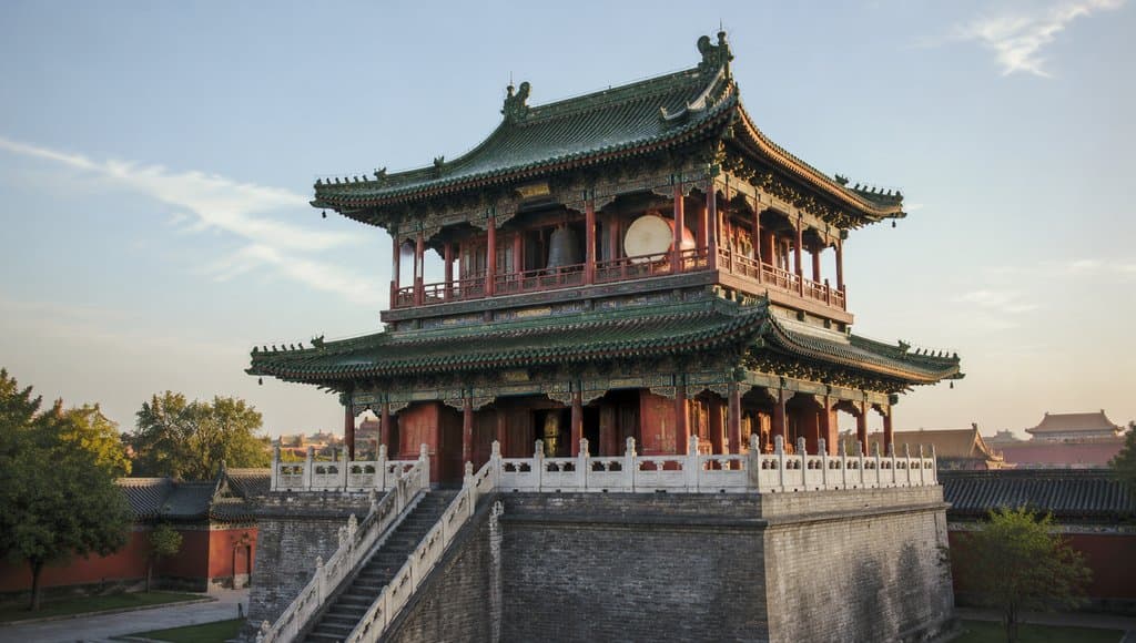 古代钟鼓楼，重檐歇山顶，红柱绿瓦，悬挂巨钟大鼓，中式宫廷建筑风格