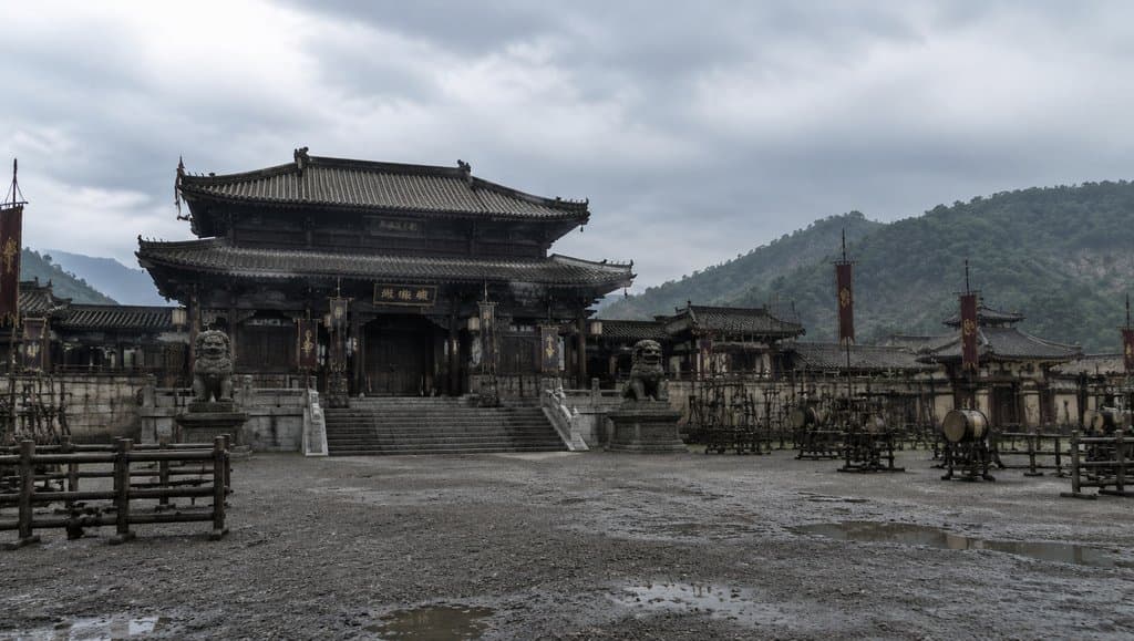 古装将军府建筑，肃整门楼，演武场旌旗飘扬，写实风格