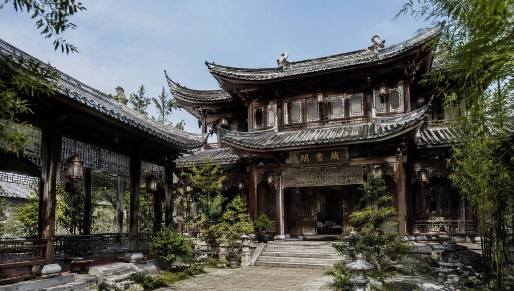 中式古典书房楼，飞檐雕窗，回廊环绕，庭院竹影婆娑，写实古装建筑