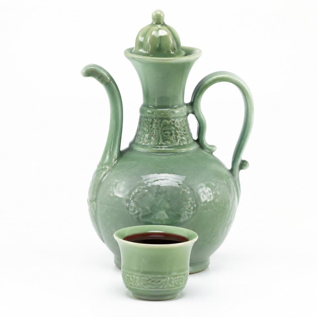 青瓷鸩酒壶与杯，古风宫廷写实道具，绿釉雕花设计