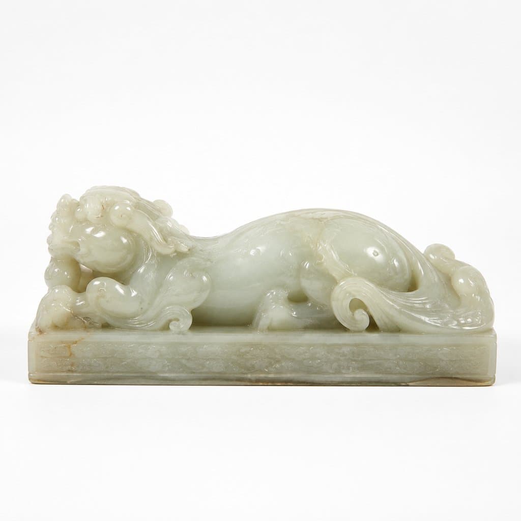玉雕瑞兽镇纸，白玉材质，卧姿祥瑞神兽，细腻雕刻，古风文雅
