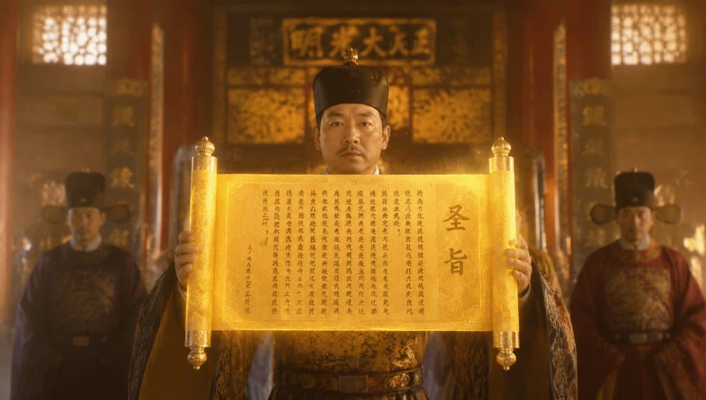 古装宫廷中官员手持明黄圣旨卷轴，金光闪耀，威严庄重，写实风格