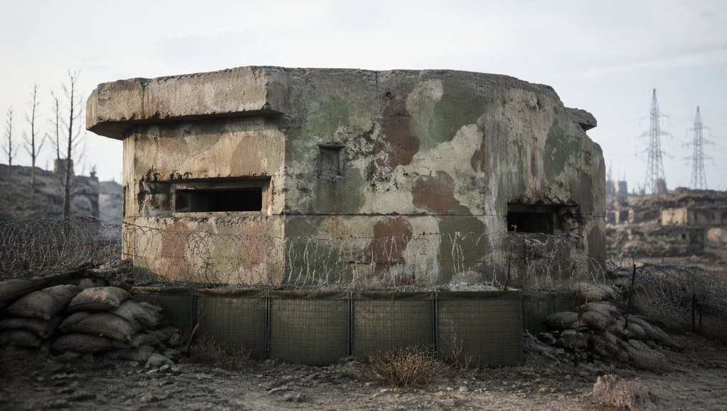 废弃军事碉堡，迷彩涂装，带射击孔和铁丝网，末世废土风格写实建筑
