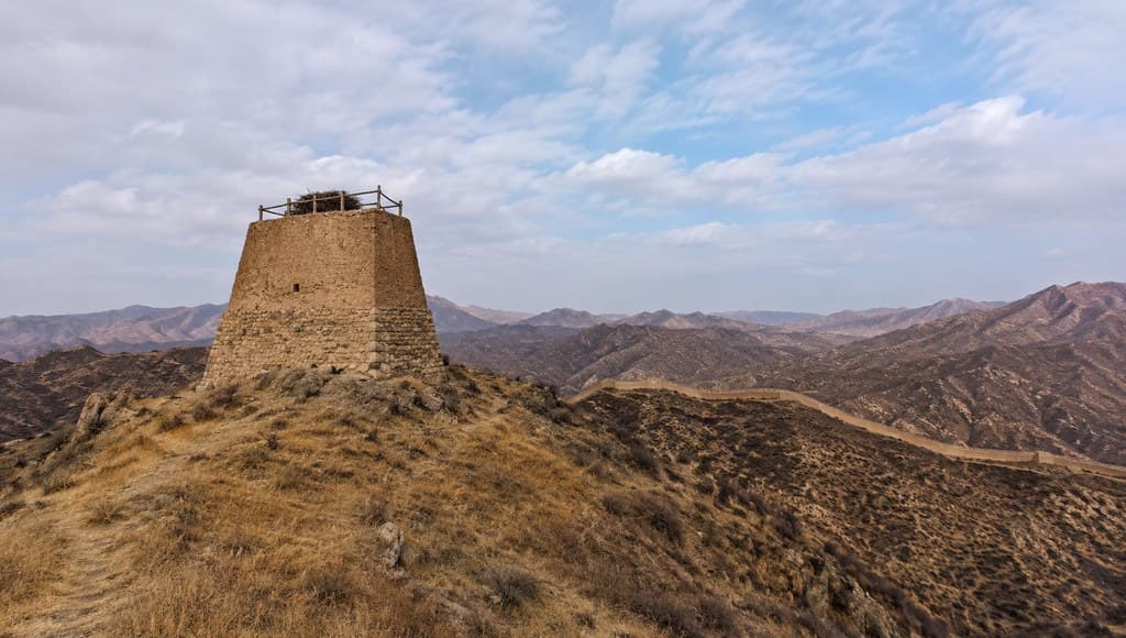 古装边关 烽火台山岗 白天 古风写实场景图 全景