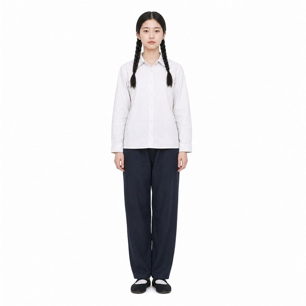 1970年代女高中生，黑发双辫，身穿朴素白棉布衬衫和深色长裤，身形纤细，复古风格