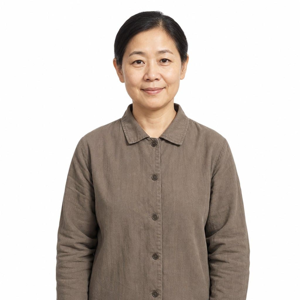 1970年代城市工厂中年女工，身穿朴素棉布衬衫，面容亲切，复古年代风格