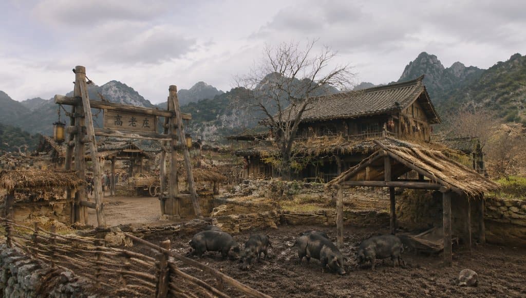 高老庄村舍田园，古朴木门与猪圈，山峦背景，东方神话写实风格