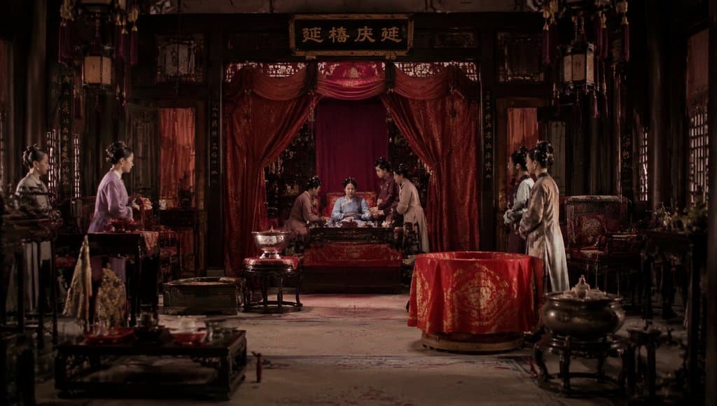 古装宫廷产房场景，暖帐床榻，稳婆侍候妃嫔生产，红布热水，写实风格